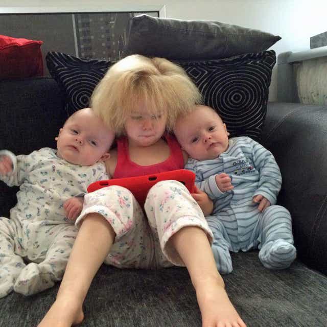 Holly con sus hermanos Daniel y Charlie (Collect/PA Real Life)