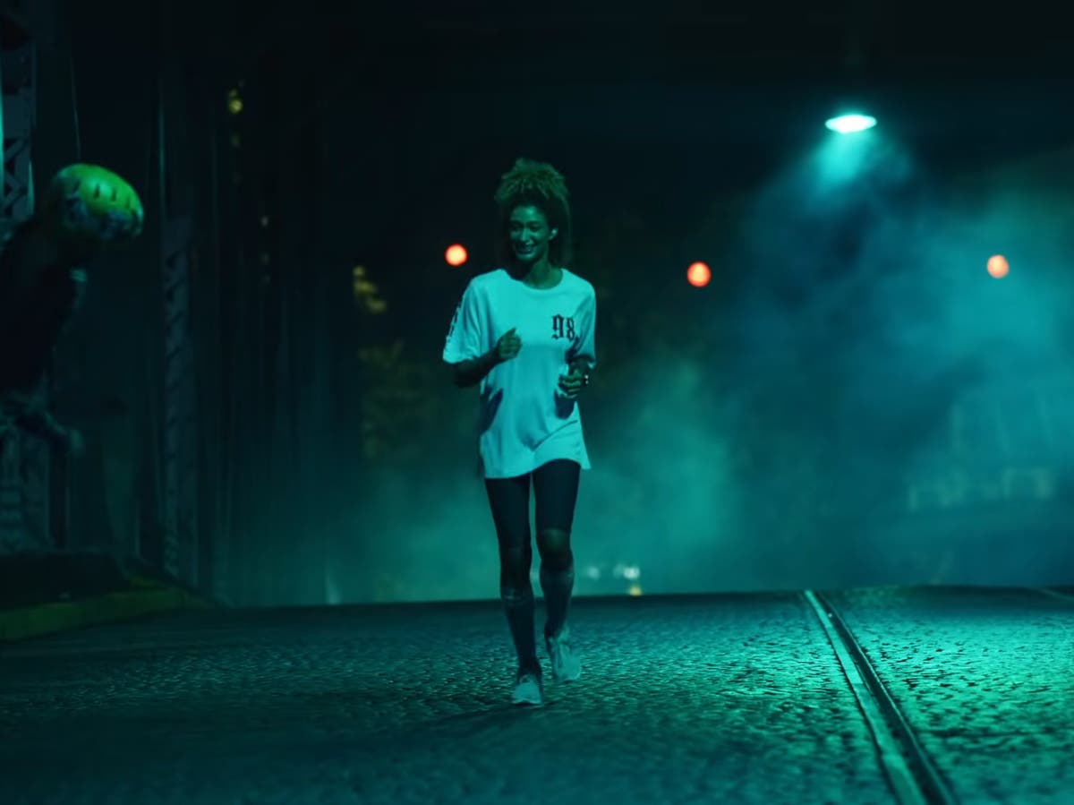 Samsung advert woman running