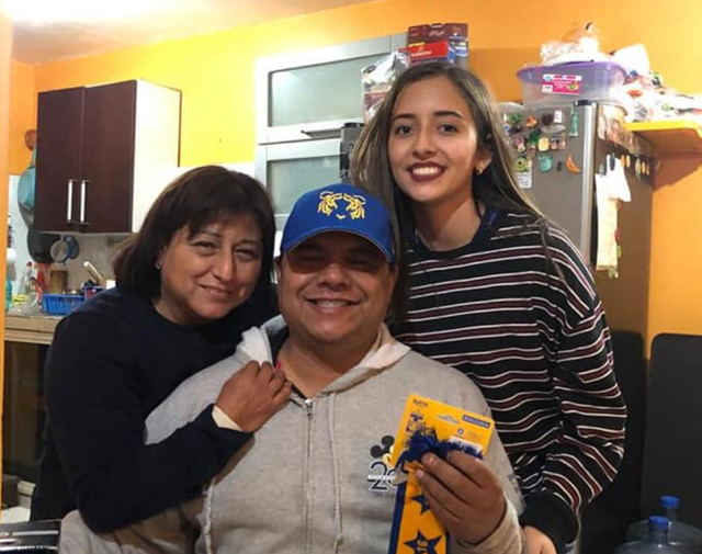 <p>Debanhi Escobar with her parents </p>