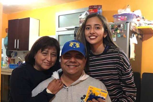 <p>Debanhi Escobar with her parents </p>