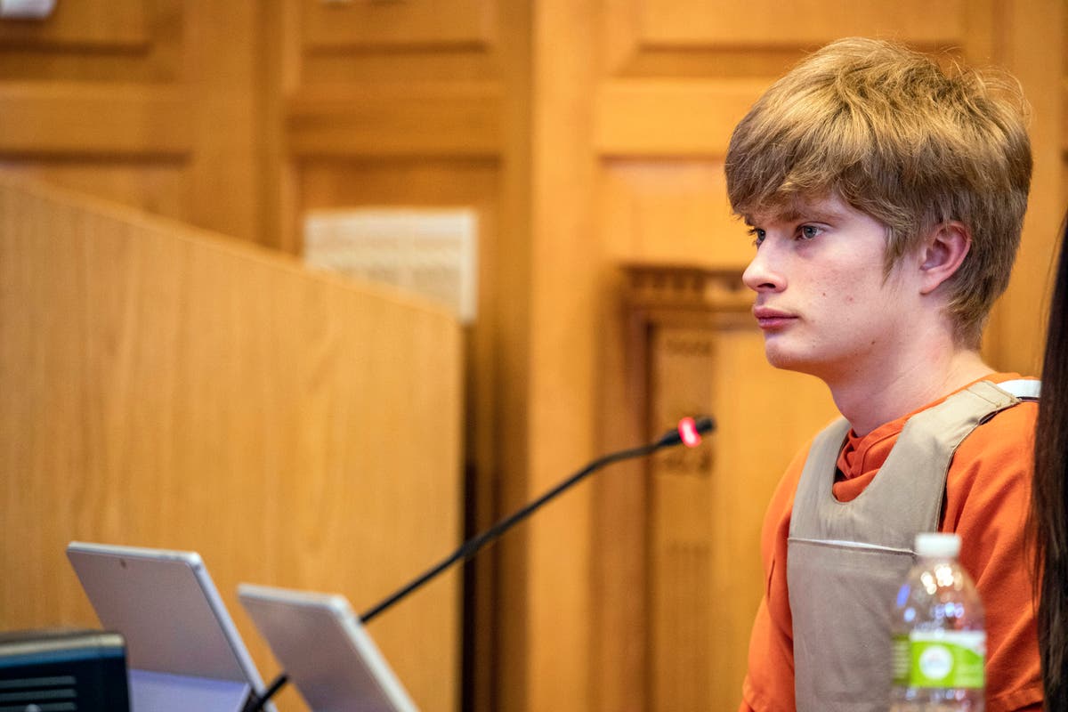Iowa teen charged with killing teacher seeks juvenile trial