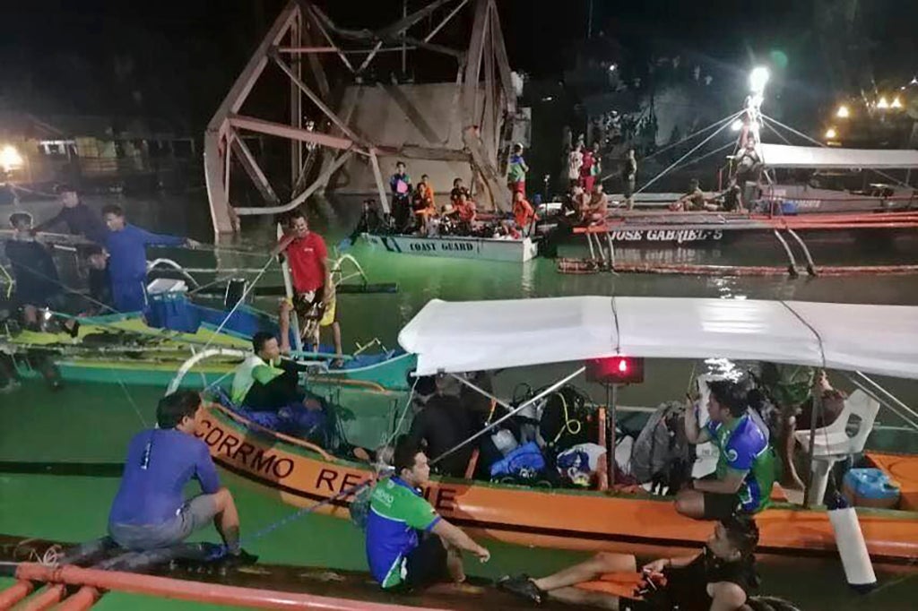 Traffic jam causes Philippine bridge to collapse, killing 4