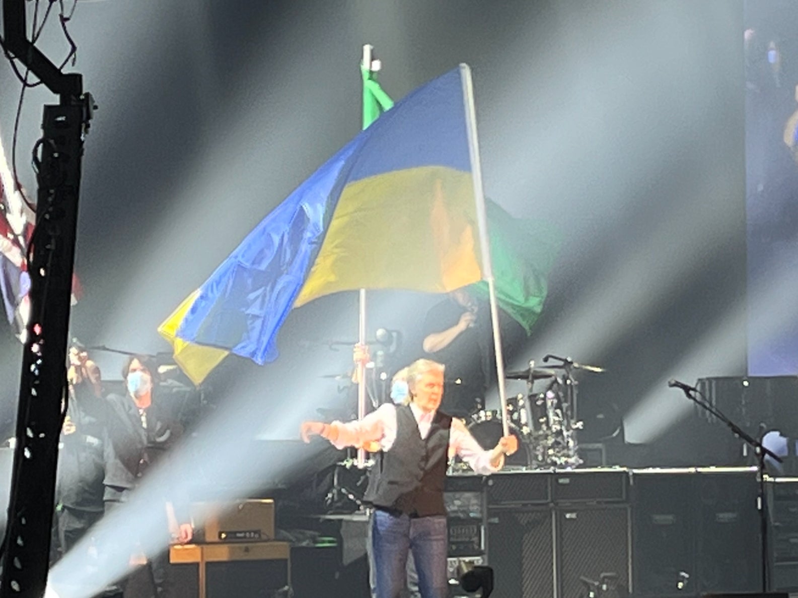 Paul McCartney waves Ukraine flag during first gig of 2022 tour | The  Independent