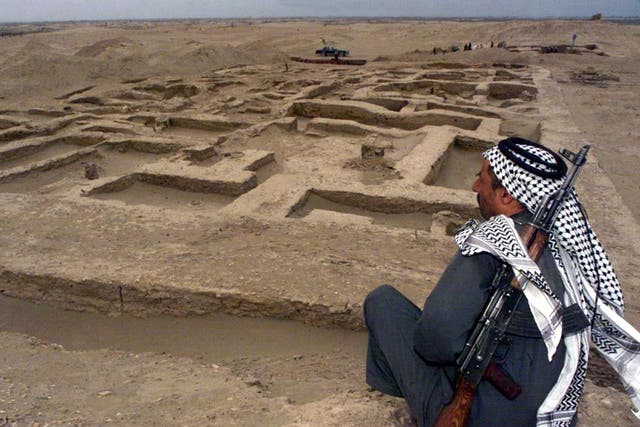 <p>An armed Iraqi guard keeps an eye on a newly-discovered ancient Sumerian site in Um Alkarab</p>