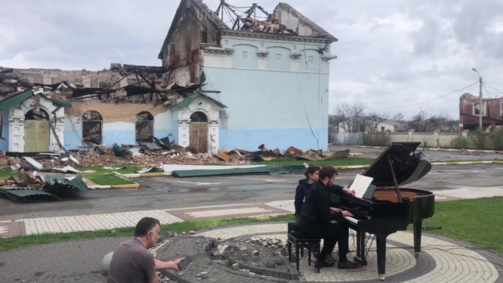 Ukraine: Pianist performs rendition of Chopin’s nocturnes amid ruins of Irpin