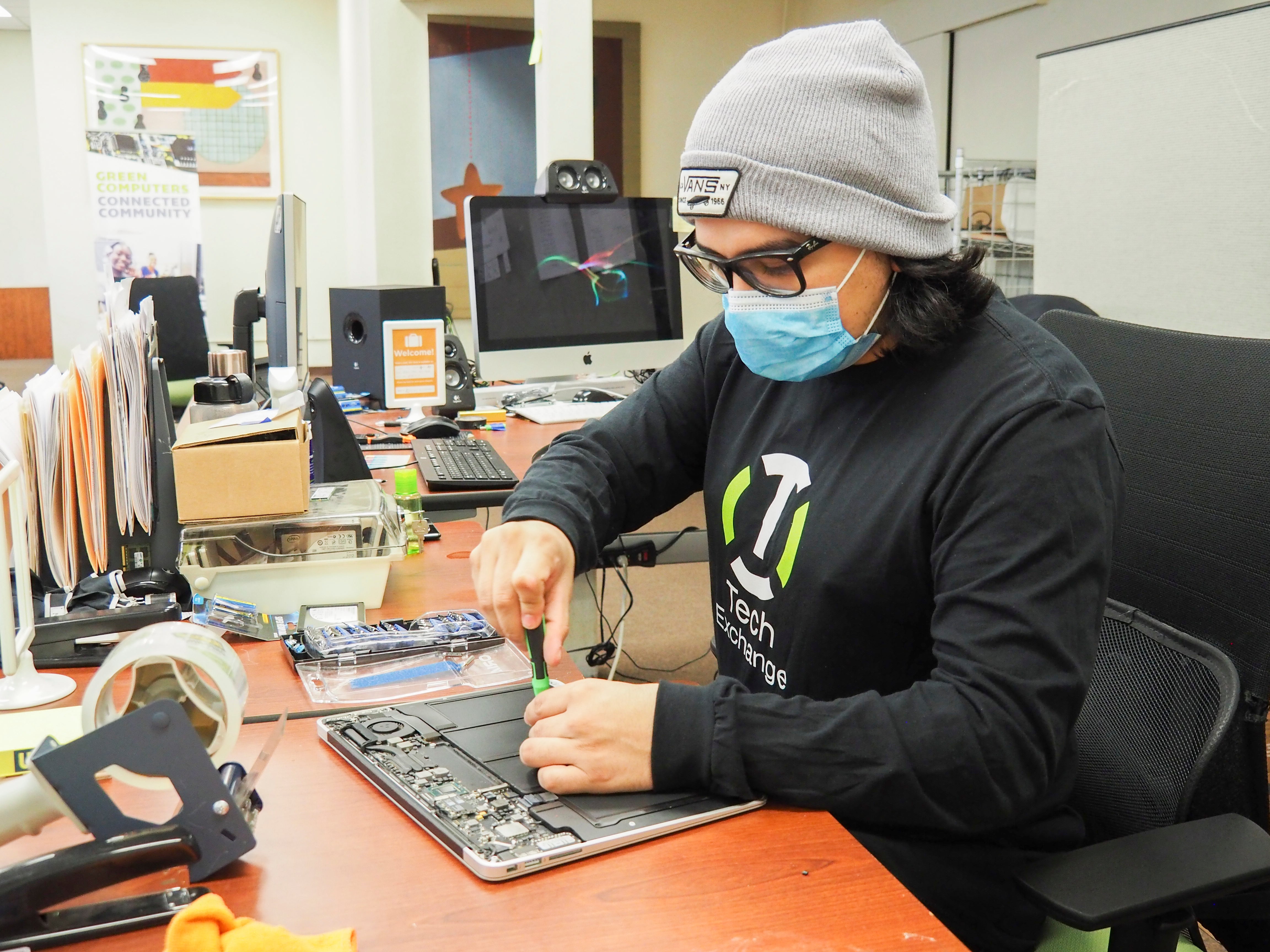 <p>Kemish Rosales es coordinador de Tech Hub para la organización sin fines de lucro Tech Exchange. Desde el lanzamiento de la campaña de #OaklandUndivided, sus colegas y él han respondido más de 10,000 llamadas de padres, maestros y estudiantes pidiendo ayuda técnica. </p>