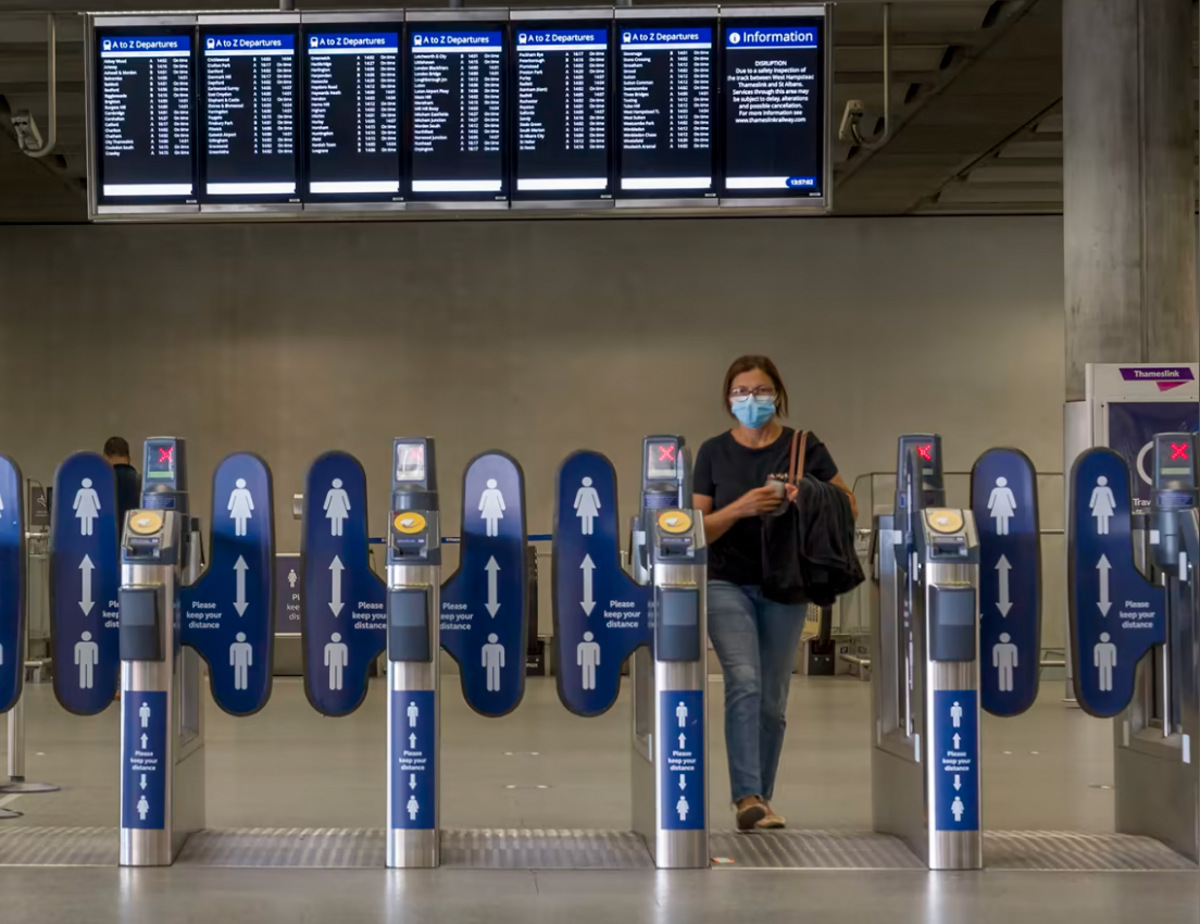 Airport passengers bamboozled by Thameslink train ticket machines