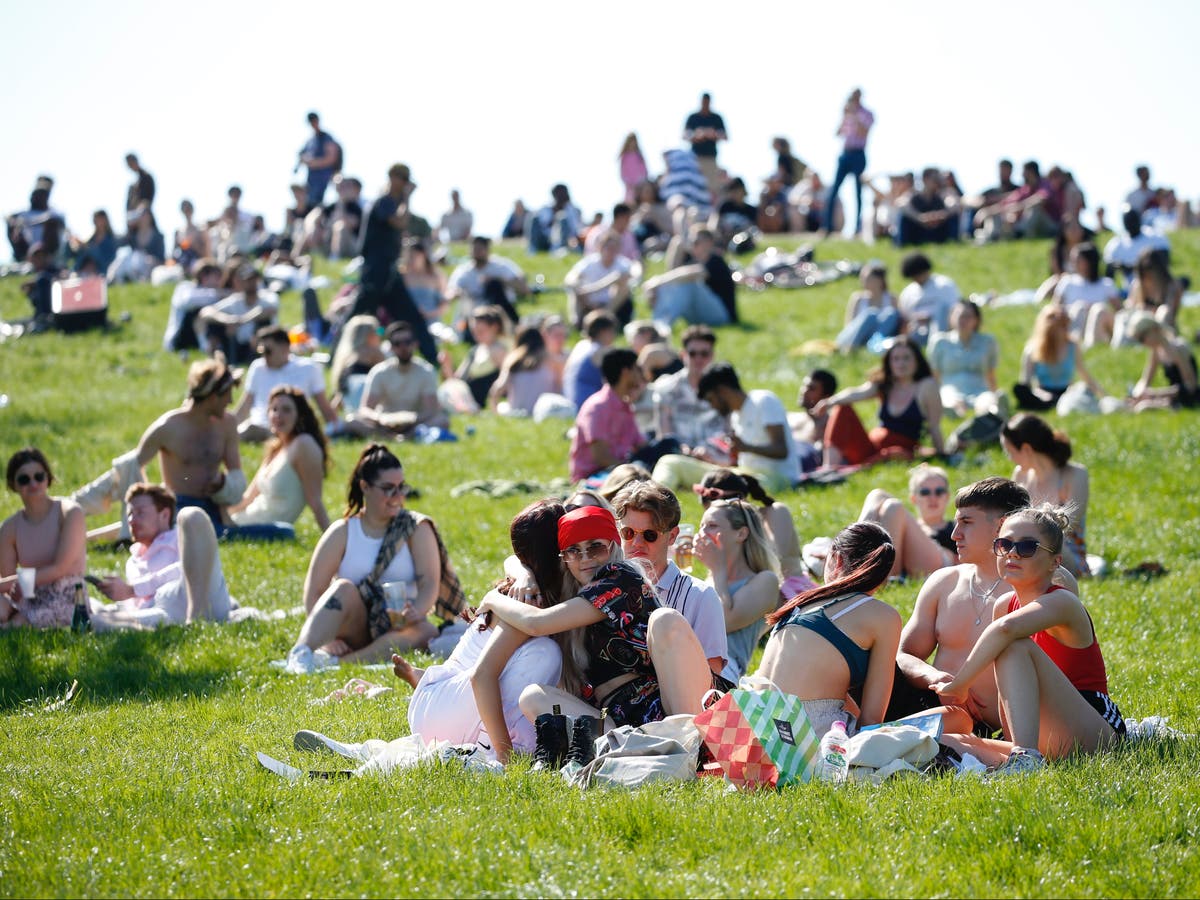 Uk Weather Temperatures To Hit 19c On Bank Holiday Weekend As Parts Of Country To See ‘wall To 9693