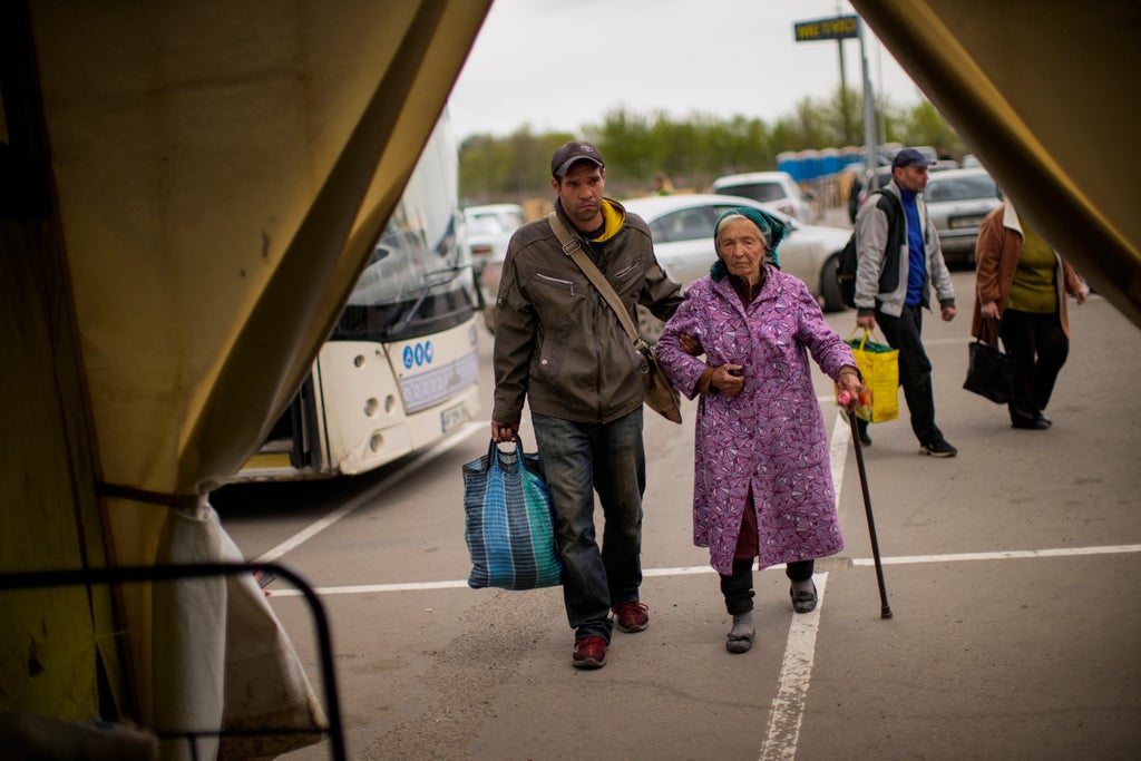 ‘Our roots are there’: Ukrainians cross front line for home