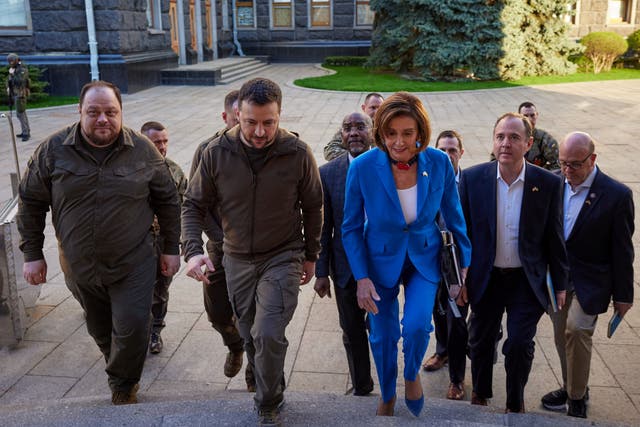 El presidente de Ucrania, Volodymyr Zelensky, dio la bienvenida a la presidenta de la Cámara de Representantes de los Estados Unidos, Nancy Pelosi, a Kiev el domingo.