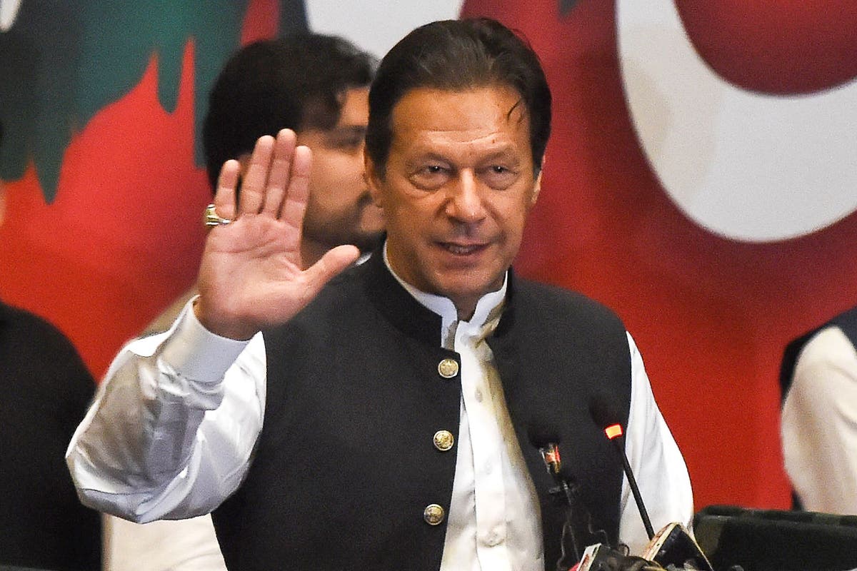 سيواجه عمران خان اتهامات بالتجديف بعد أن وصفه رئيس الوزراء الباكستاني شباز شريف بأنه “خائن” في السعودية.