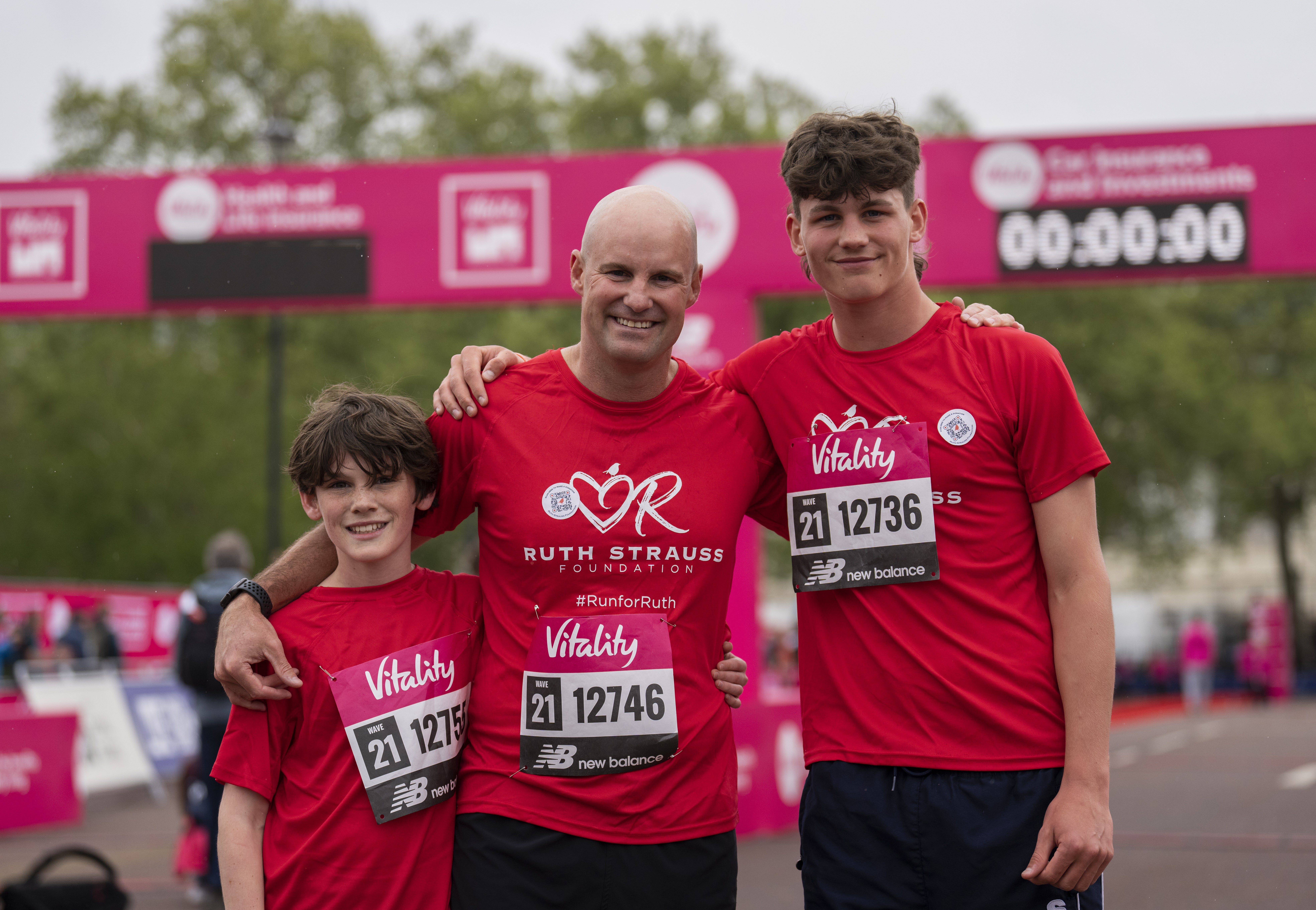 Sir Andrew Strauss with his sons Sam and Luca at The Vitality Westminster Mile (Thomas Lovelock/PA)