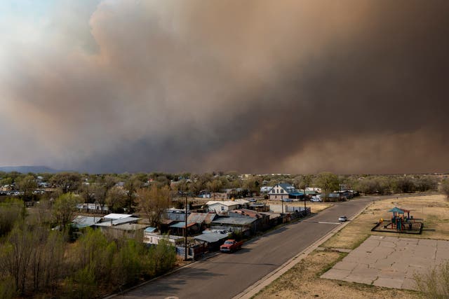 El humo se eleva sobre Las Vegas, NM mientras el Calf Canyon/Hermits Peak Fire se desata