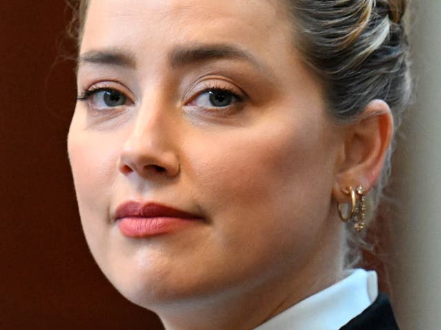 La actriz Amber Heard escucha en la sala del tribunal de circuito del condado de Fairfax en Fairfax, Virginia, el martes 3 de mayo de 2022