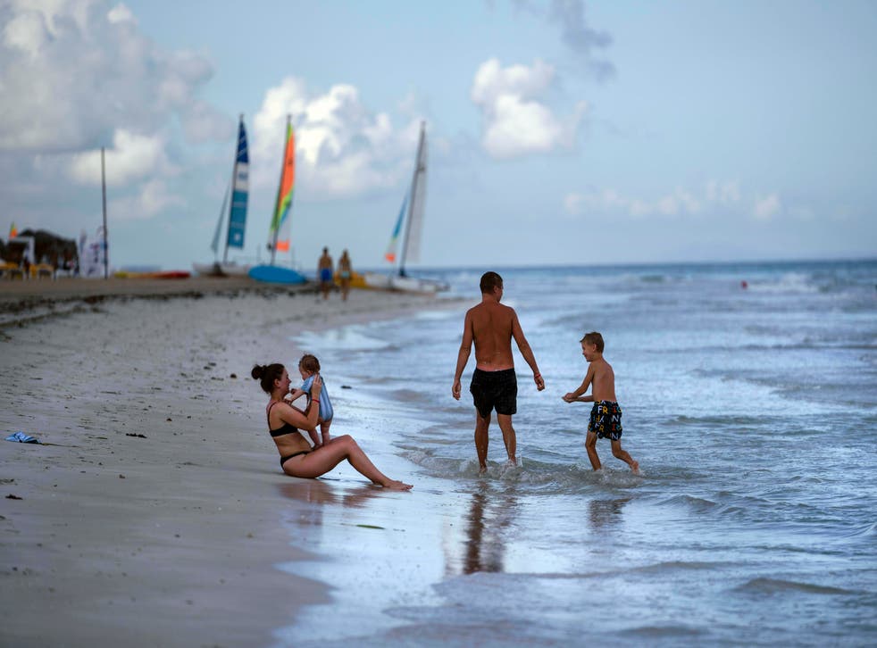 <p>Las playas de España sufren por el gran número de personas, el desarrollo inmobiliario y los efectos del cambio climático </p>