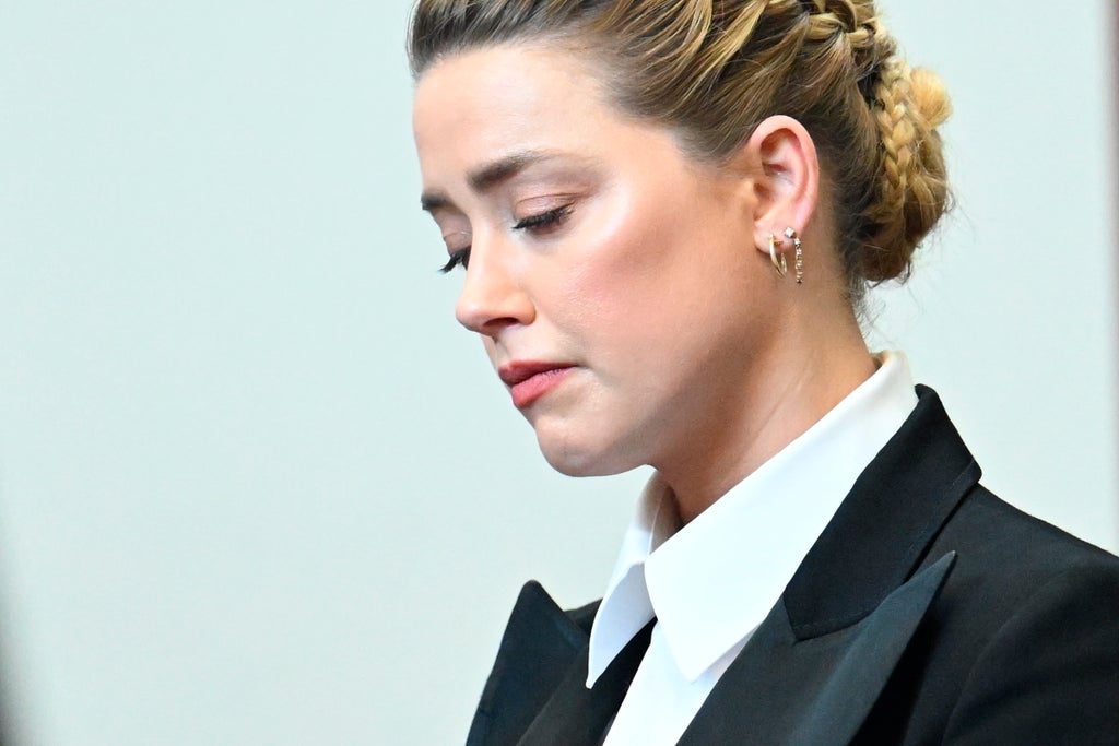 Mahkeme mermi olarak kullanılabilecek şişelenmiş içecekleri yasakladığı için Amber Heard'ın bugün ifade vermesi bekleniyor