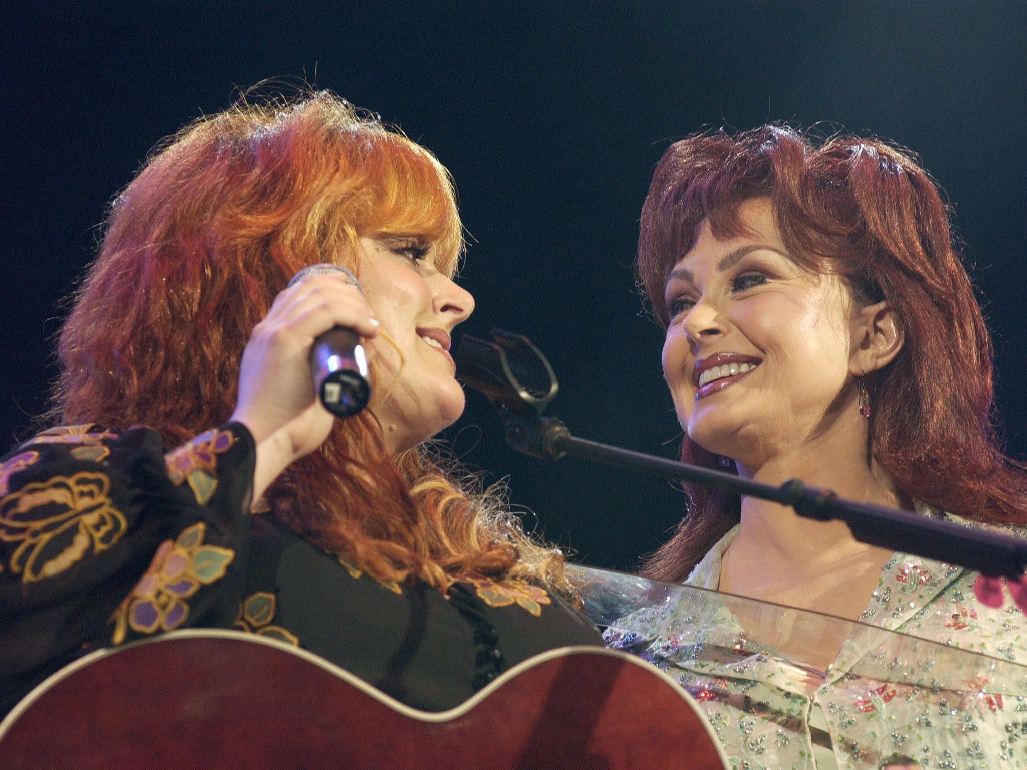 Wynonna (L) and Naomi Judd perform at the 32nd Annual Fan Fair country music festival in Nashville, Tennessee, 2003