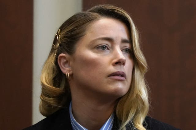 Amber Heard testifica en el juzgado del condado de Fairfax el 4 de mayo de 2022 en Fairfax, Virginia
