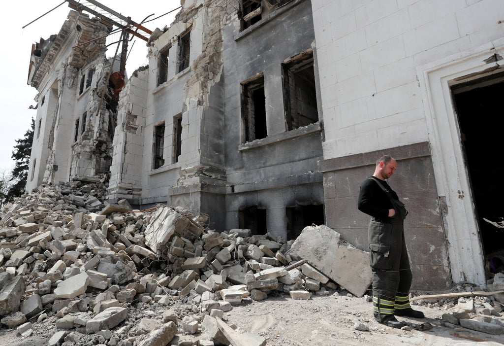 Mariupol tiyatrosuna Rus saldırısı yaklaşık 600 sivili öldürdü, yeni kanıtlar gösteriyor