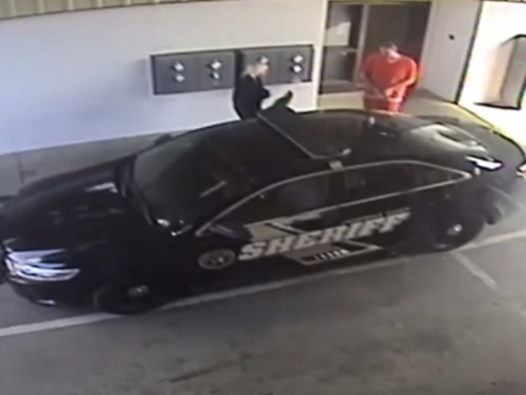 Yeni yayınlanan video, Alabama cinayet mahkûmunun gardiyanla kaçtığını gösteriyor