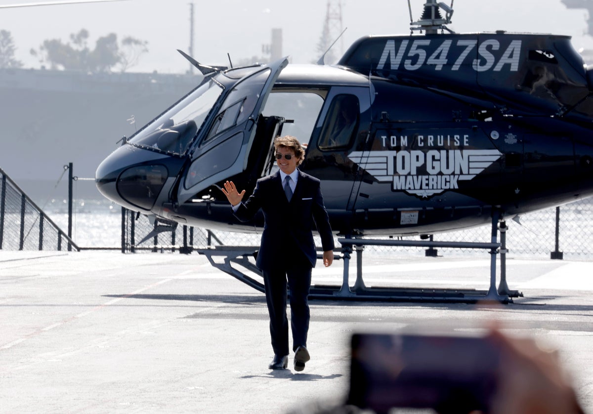 Toм Crυise flown in to Top Gυn: Maverick preмiere by helicopter | The  Independent