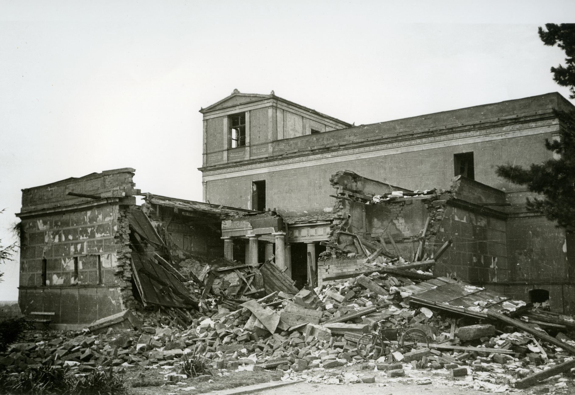 Wreckage of the Pompejanum’s courtyard after the bombing of Aschaffenburg in 1944