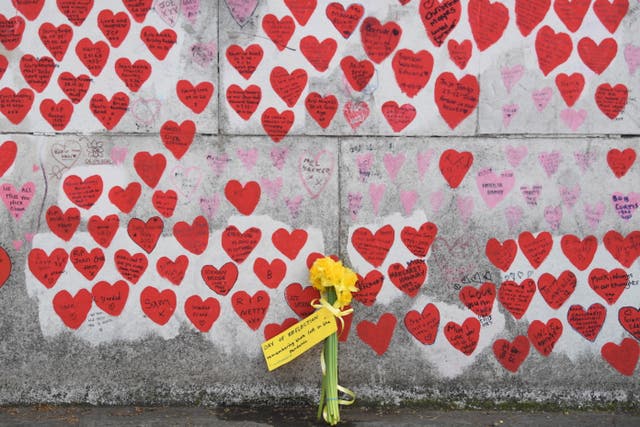 <p>El National Covid Memorial Wall de Londres recuerda a las víctimas de la pandemia</p>
