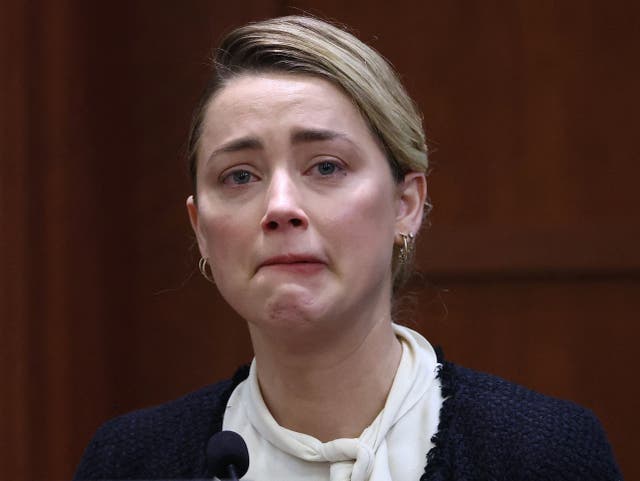 La actriz estadounidense Amber Heard testifica en el juzgado de circuito del condado de Fairfax en Fairfax, Virginia, el 5 de mayo de 2022.