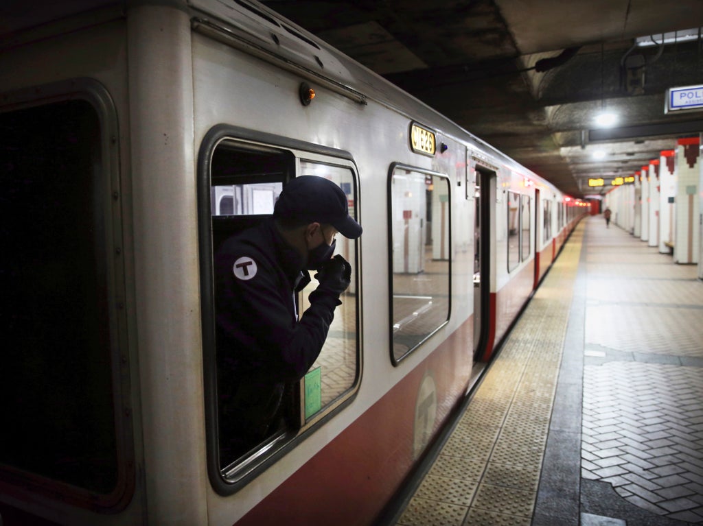 Müfettişler, yolcunun hatalı kapı nedeniyle Boston metrosunda ölüme sürüklendiğini söylüyor