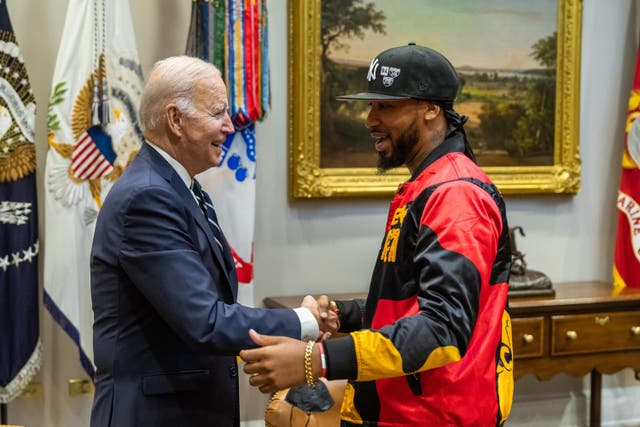Biden se reúne con el presidente del Sindicato de Trabajadores de Amazon, Christian Smalls, en la Casa Blanca el 5 de mayo.