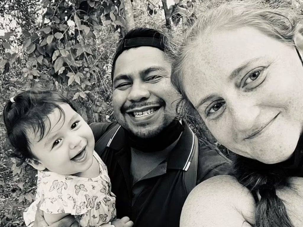 İki yaşındaki kızı, Meksika tatil beldesinde tek başına dolaşırken bulunduktan sonra kayıp Avustralyalı kadın için alarm verildi