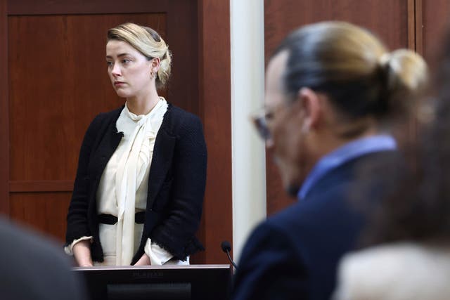 El actor Amber Heard, a la izquierda, y el actor Johnny Depp aparecen en la sala del tribunal del Tribunal de Circuito del Condado de Fairfax en Fairfax, Virginia, el jueves 5 de mayo de 2022.
