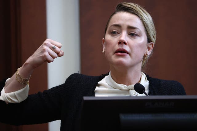La actriz estadounidense Amber Heard testifica en el juzgado de circuito del condado de Fairfax en Fairfax, Virginia, el 5 de mayo de 2022.