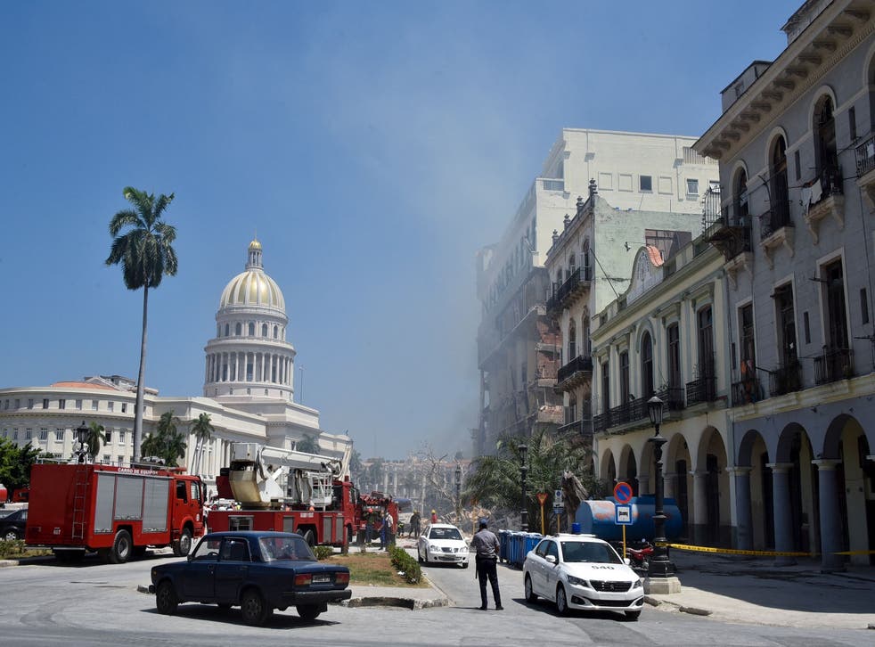 <p>6 Mayıs 2022'de Havana'daki Saratoga Otel'de meydana gelen patlamanın ardından kurtarma ekipleri çalışıyor</p>