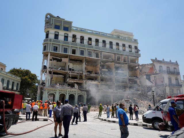 Las habitaciones están expuestas en el Hotel Saratoga de cinco estrellas donde trabaja el equipo de emergencia después de una explosión mortal en La Habana Vieja, Cuba, el viernes 6 de mayo de 2022.