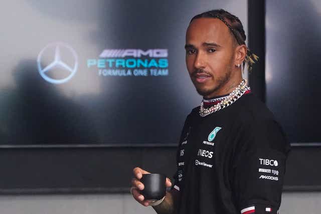 Lewis Hamilton envió un mensaje claro con sus joyas antes de la primera práctica en Miami (Wilfredo Lee/AP)
