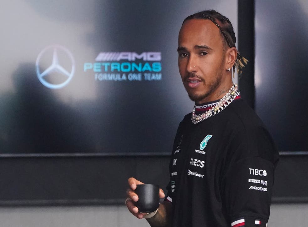 <p>Lewis Hamilton envió un claro mensaje con sus joyas antes de la primera práctica en Miami (Wilfredo Lee/AP)</p>