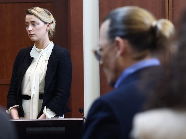 Amber Heard testifica mientras Johnny Depp observa en el juzgado del condado de Fairfax en Fairfax, Virginia, el 5 de mayo de 2022.