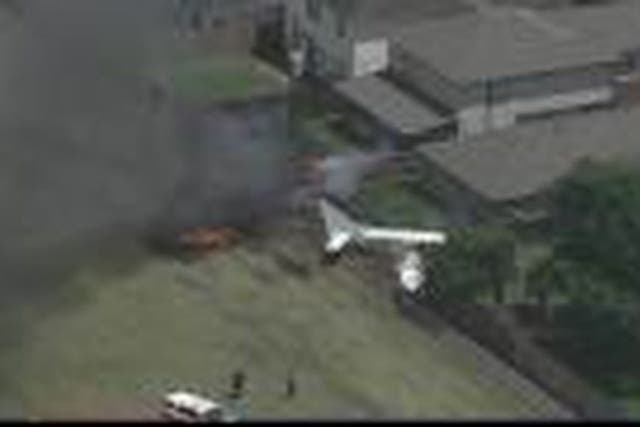 <p>Clip shows huge smoke plumes as plane crashes into backyard</p>