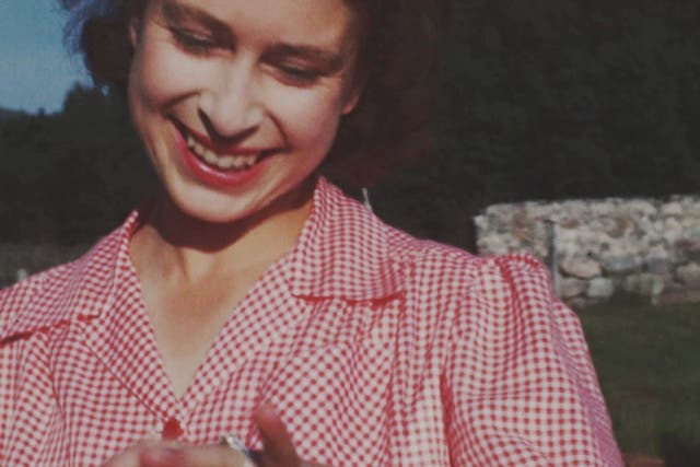 <p>Princess Elizabeth with her new engagement ring in 1946</p>