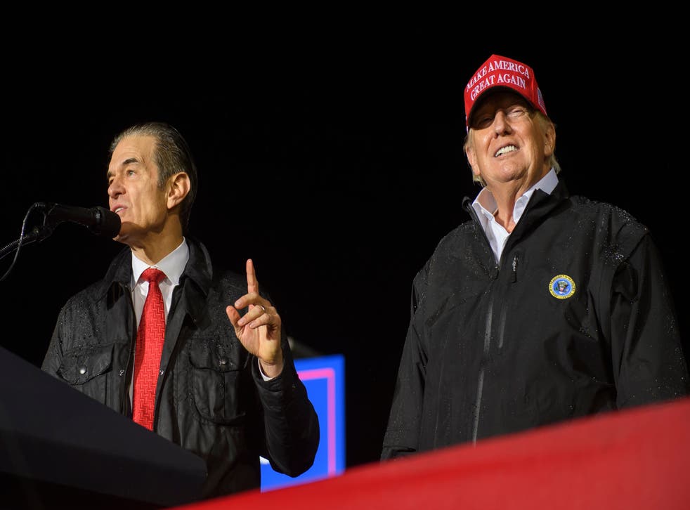El candidato republicano al Senado de los EE. UU. por Pensilvania, el Dr. Mehmet Oz, se une al expresidente Donald Trump en el escenario durante un mitin en apoyo de su campaña en el recinto ferial del condado de Westmoreland el 6 de mayo.