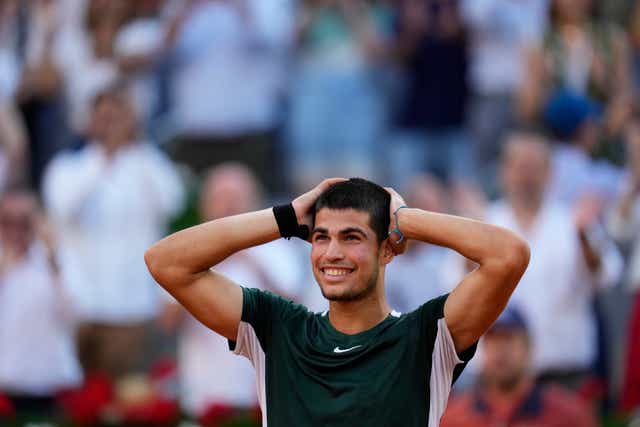 <p> Carlos Alcaraz celebra tras derrotar a Novak Djokovic (Manu Fernández/AP)   </p>