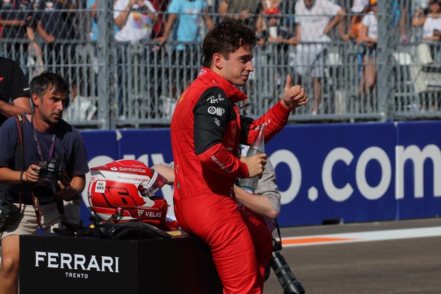 <p>Charles Leclerc consiguió la ‘pole’ por delante de su compañero de equipo en Ferrari, Carlos Sainz</p>