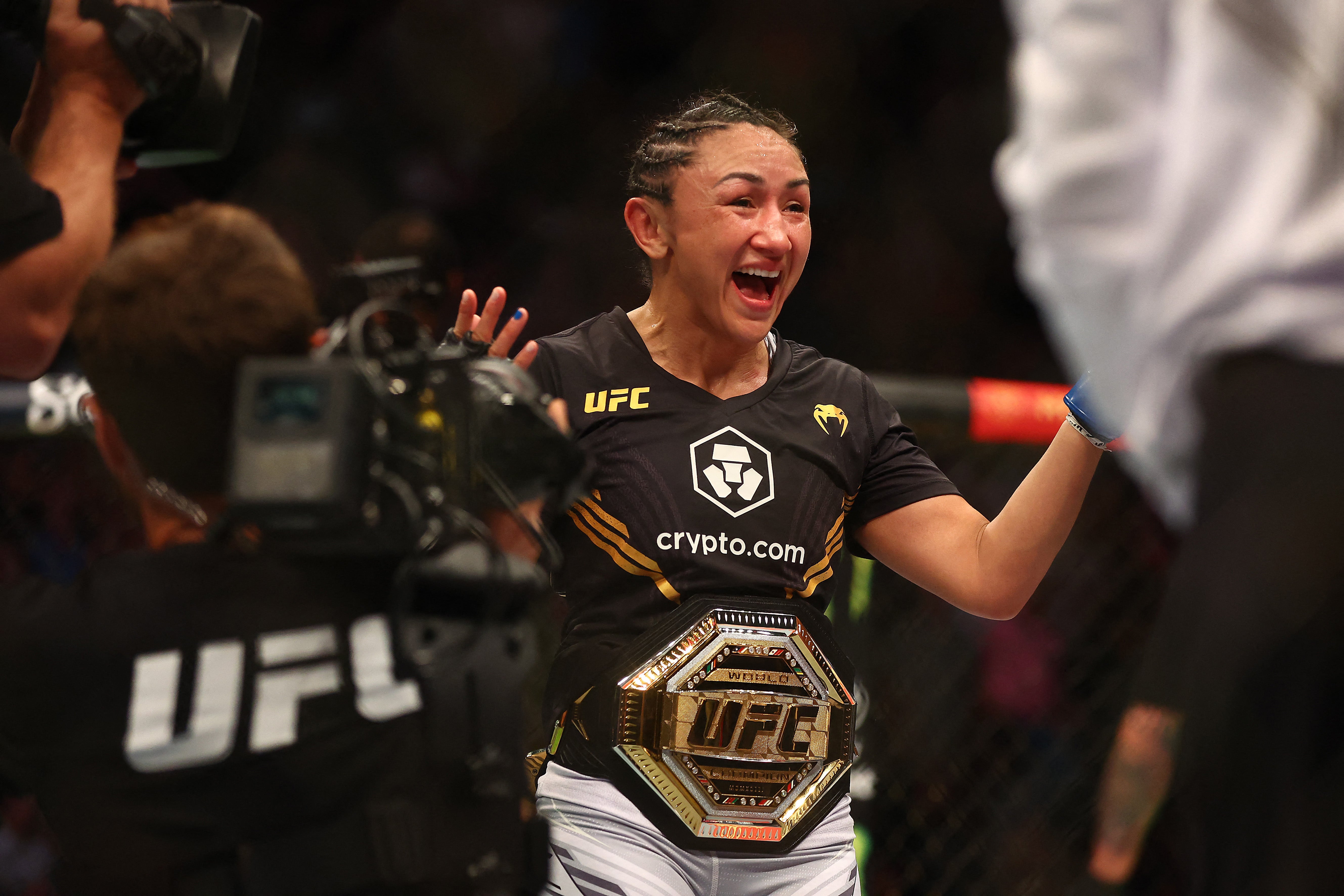 Esparza celebrates becoming a two-time UFC strawweight champion