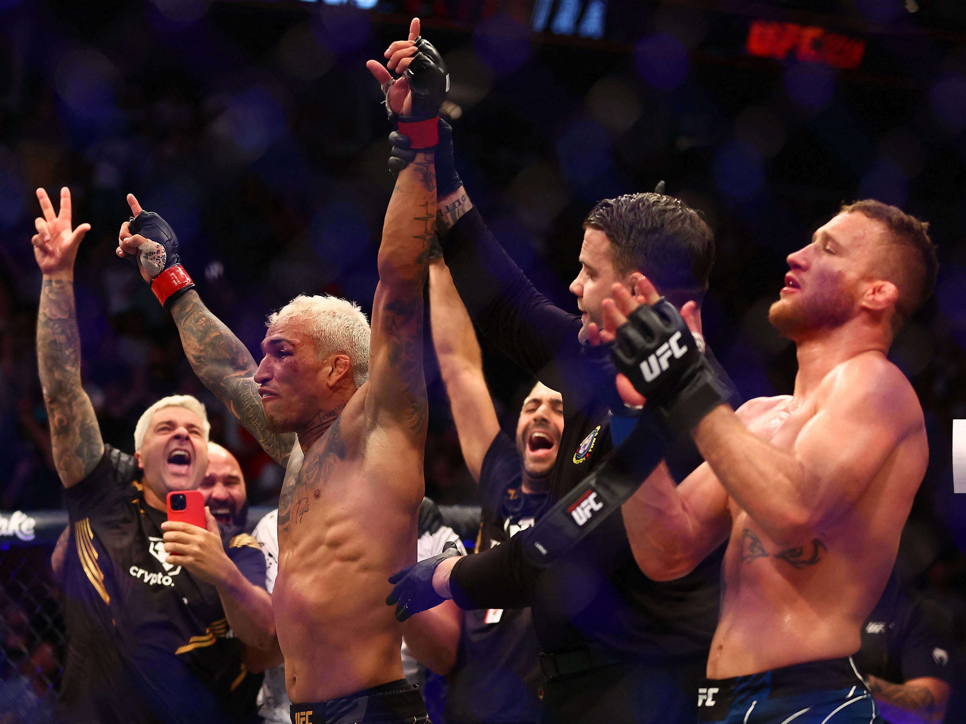 Charles Oliveira beat Justin Gaethje via first-round submission