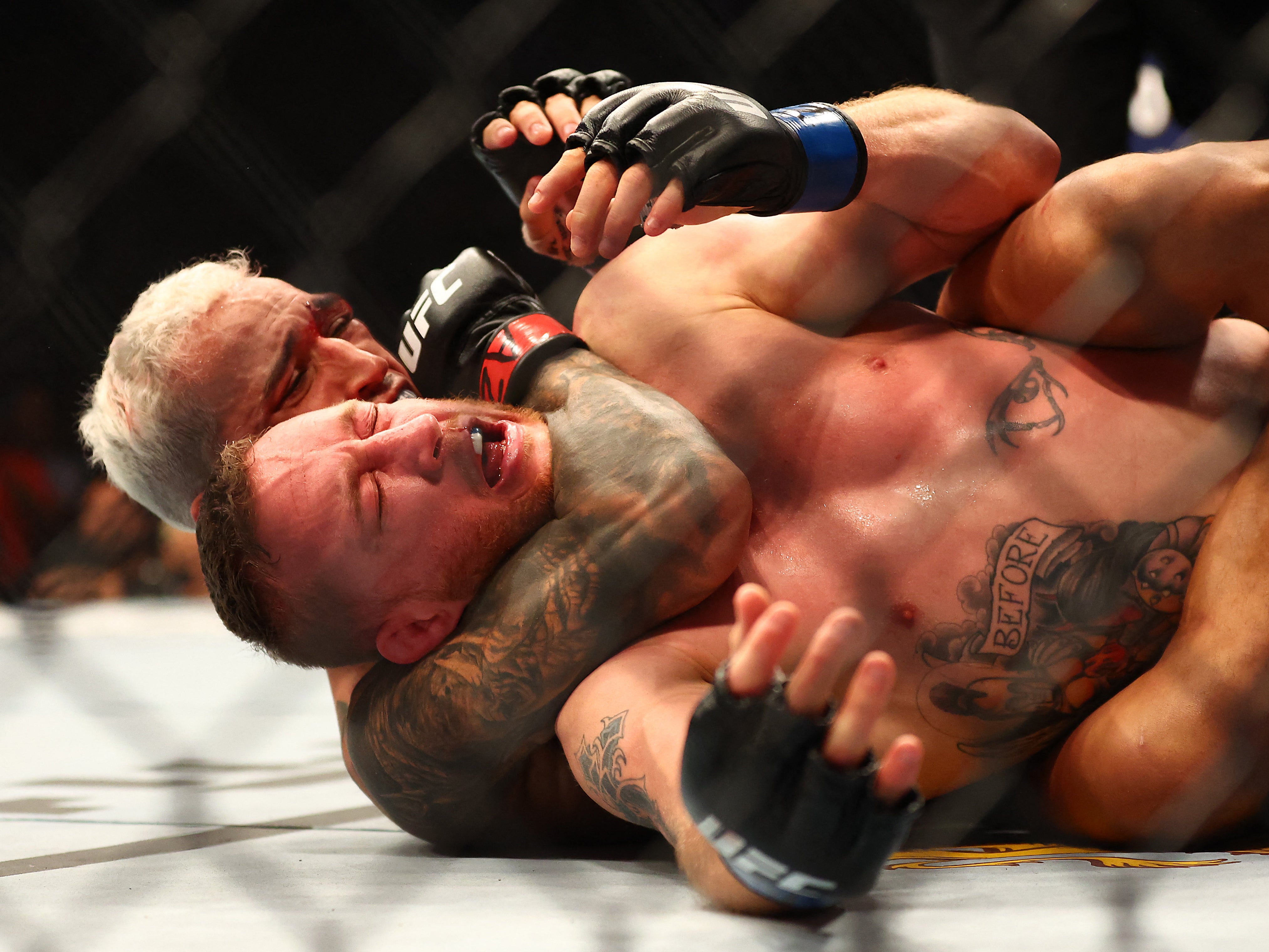 Charles Oliveira forced Justin Gaethje to tap to a rear naked choke