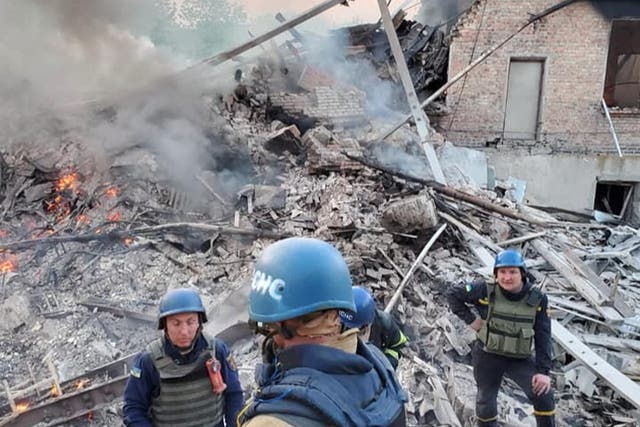 Edificio parcialmente derrumbado debido a los bombardeos en el pueblo de Bilohorivka