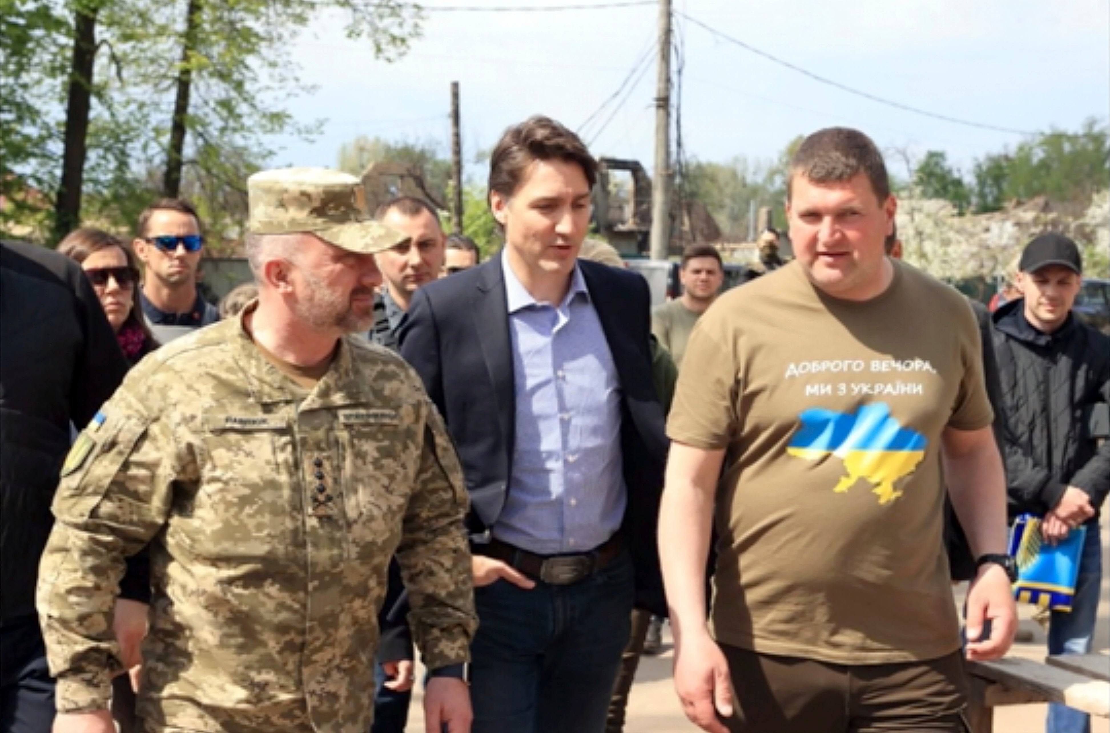 <p> Canadian Prime Minister Justin Trudeau walking with mayor Oleksandr Markushyn, right, in Irpin, Ukraine</p>