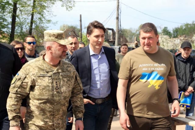 El primer ministro canadiense Justin Trudeau caminando con el alcalde Oleksandr Markushyn, a la derecha, en Irpin, Ucrania