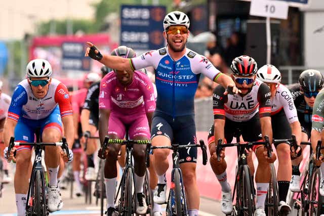 Mark Cavendish celebrates his victory (Massimo Paolone/AP)